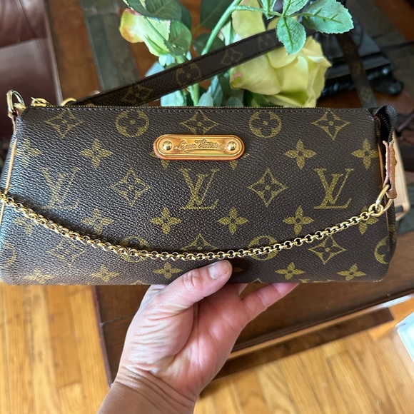 Authentic Louis Vuitton eva.with automatic monogram strap - Picture 5 of 10